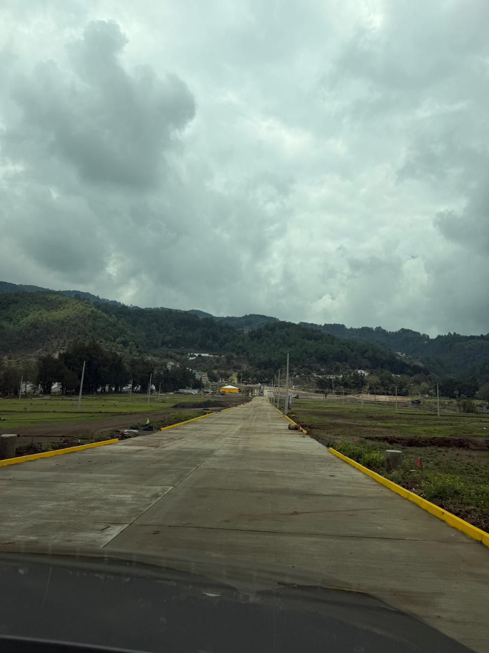Calle pavimentada de proyecto de terrenos en Tecpán Guatemala